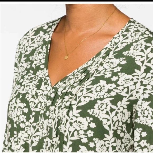 Fun 2 Fun Green and White Floral Pleated V-neckline 3/4 Sleeve Boho Blouse Small - Picture 2 of 10